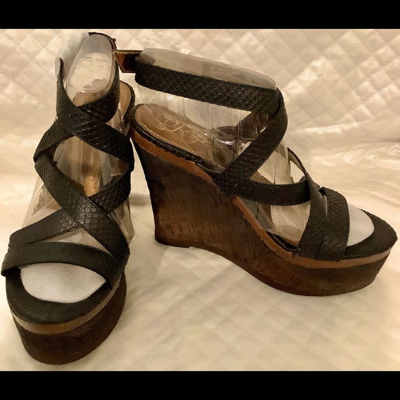 Gently used FERGIE RUSHER WEDGE SANDAL BLACK SNAKE STRAPS - Picture 4 of 7